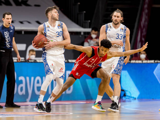 他们通过紧 他们通过紧